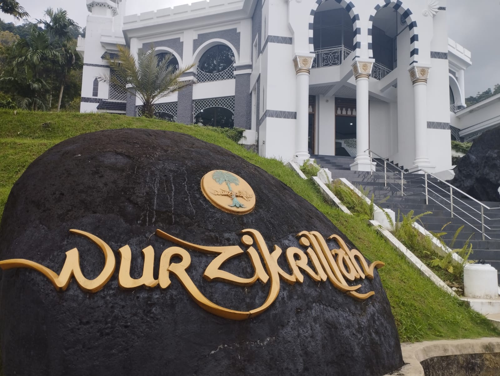 Pesona Wisata Religi Masjid Nurzikrillah Lubuk Minturun Sumbar