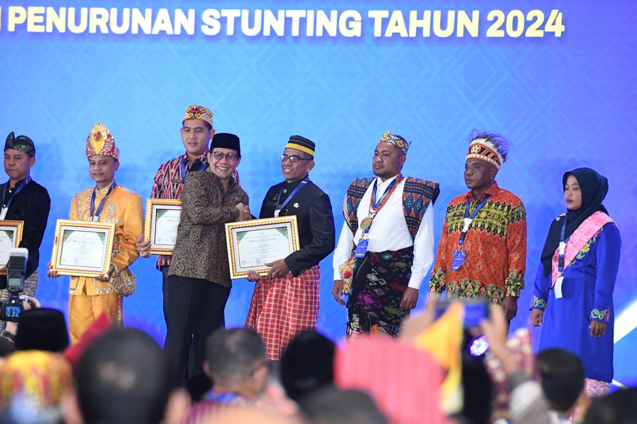 Gus Halim Serahkan Penghargaan 15 Desa Berprestasi Turunkan Stunting
