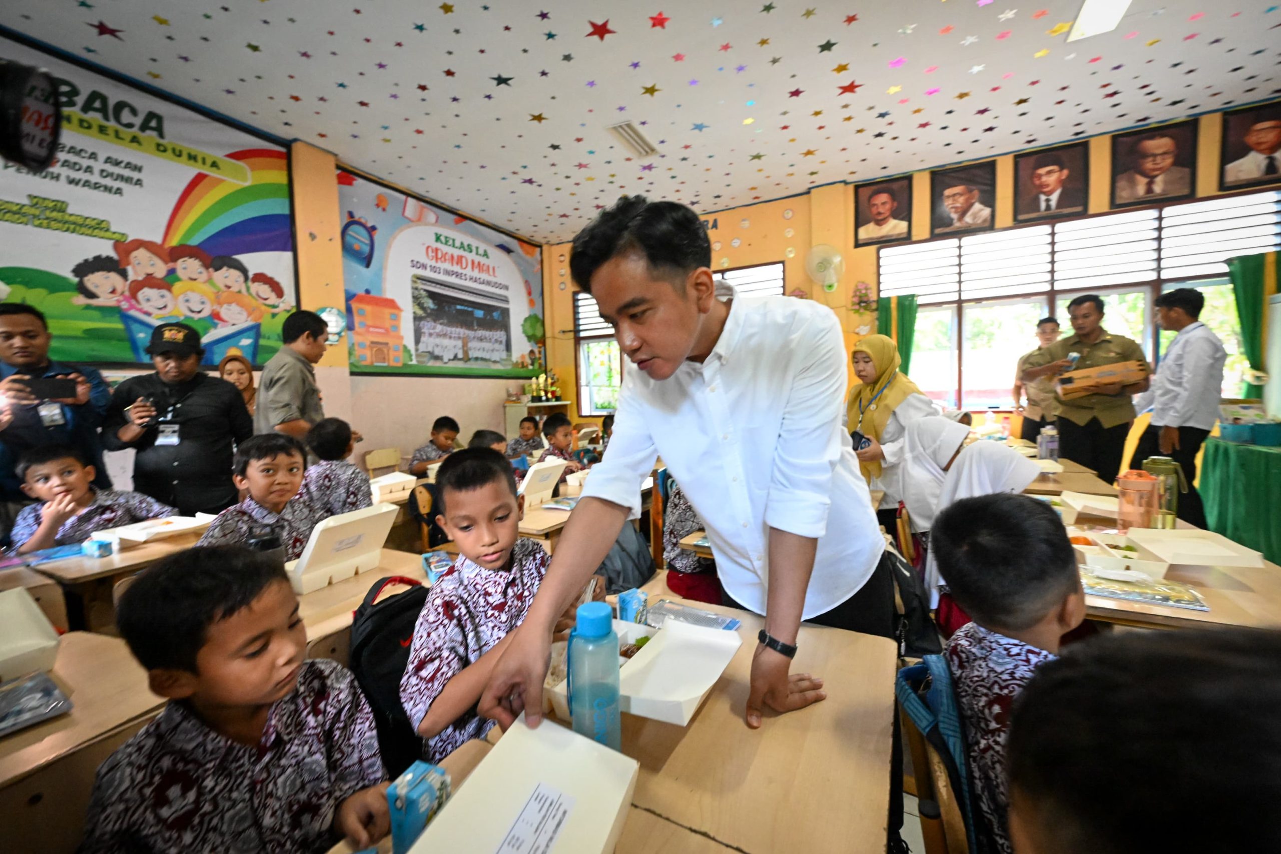 Wapres Tinjau Program Makan Bergizi Gratis di SDN 103 Inpres Hasanuddin