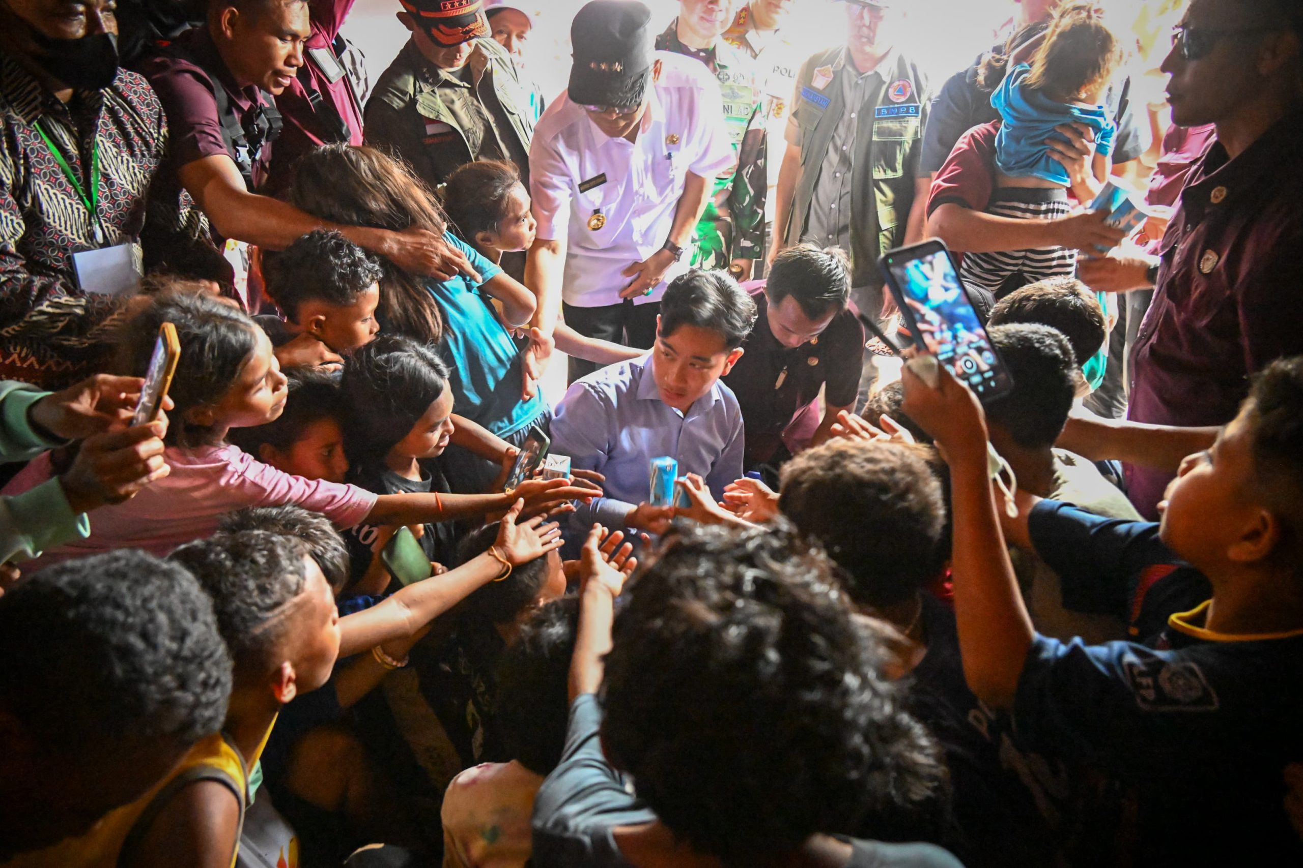  Wapres Gibran Rakabuming Kunjungi Korban Erupsi Gunung Lewotobi Laki-laki