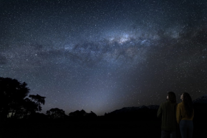 Kaikōura adalah destinasi wajib dengan pemandangan pantai yang indah. Tidak hanya itu, wisatawan juga dapat mengamati paus dari pantai ini. Kini, Kaikōura juga dikenal dengan langit berbintangnya yang menakjubkan. Belum lama ini, Kaikōura dianugerahi sebagai International Dark Sky Sanctuary, dimana menjadi lokasi ketiga di Selandia Baru dan ke-22 di dunia yang mendapatkan predikat tersebut. Baik siang maupun malam hari, wilayah ini akan memberikan pengalaman yang tak terlupakan.