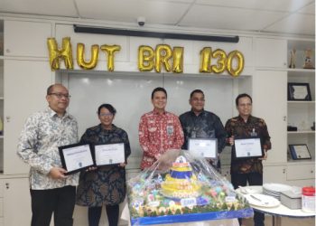 Dedikasi dan Loyalitas, BRI Cabang Hayam Wuruk Berikan Penghargaan Yubilaris 15 dan 20 Tahun dalam Rangka HUT ke-130