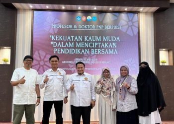 Profesor dan Doktor Politeknik Negeri Padang Bacakan Puisi “Kampus Limau Manis”